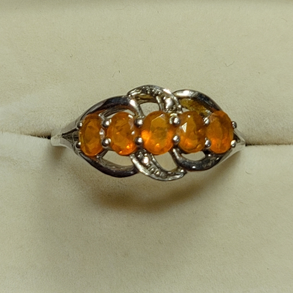 Beautiful sterling silver ring with orange stones 6 approx.
